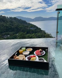 Floating breakfast
