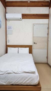 객실내 창문이 없어요.환기가 되지않아서 모기향을 피었더니 목이 잠겨 버렸서요.