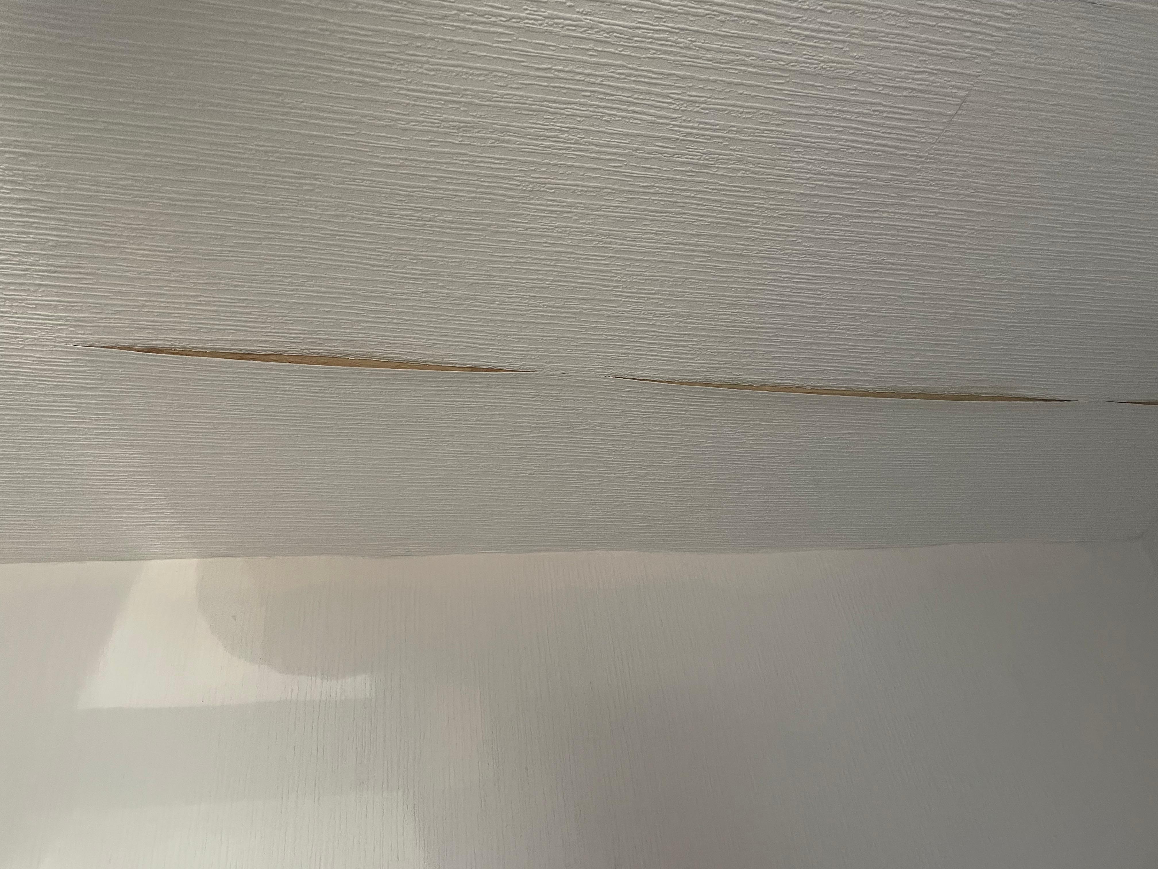 Ceiling paper in lounge