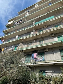 Bâtiment d’à côté, à l’image du reste du quartier