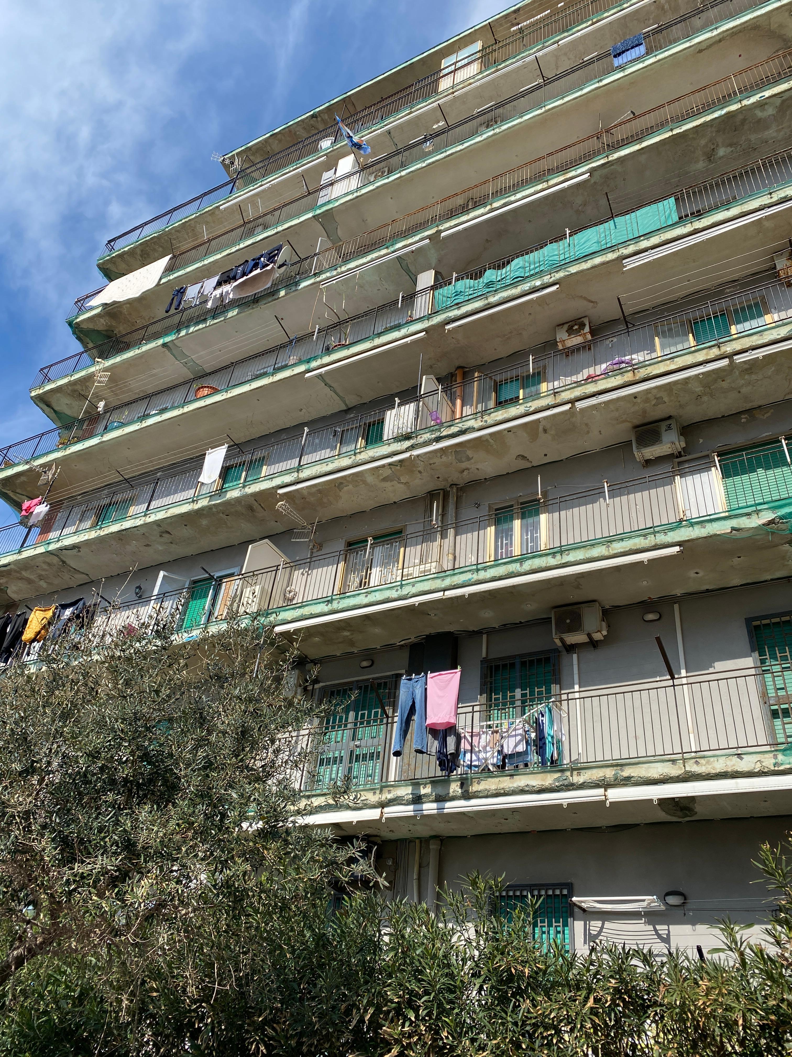 Bâtiment d’à côté, à l’image du reste du quartier