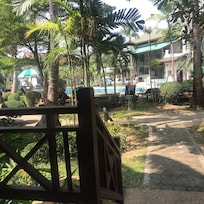 Udsigten fra vores Bungalow ned mod poolen