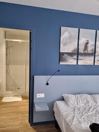 Vue sur la salle de bain depuis la chambre