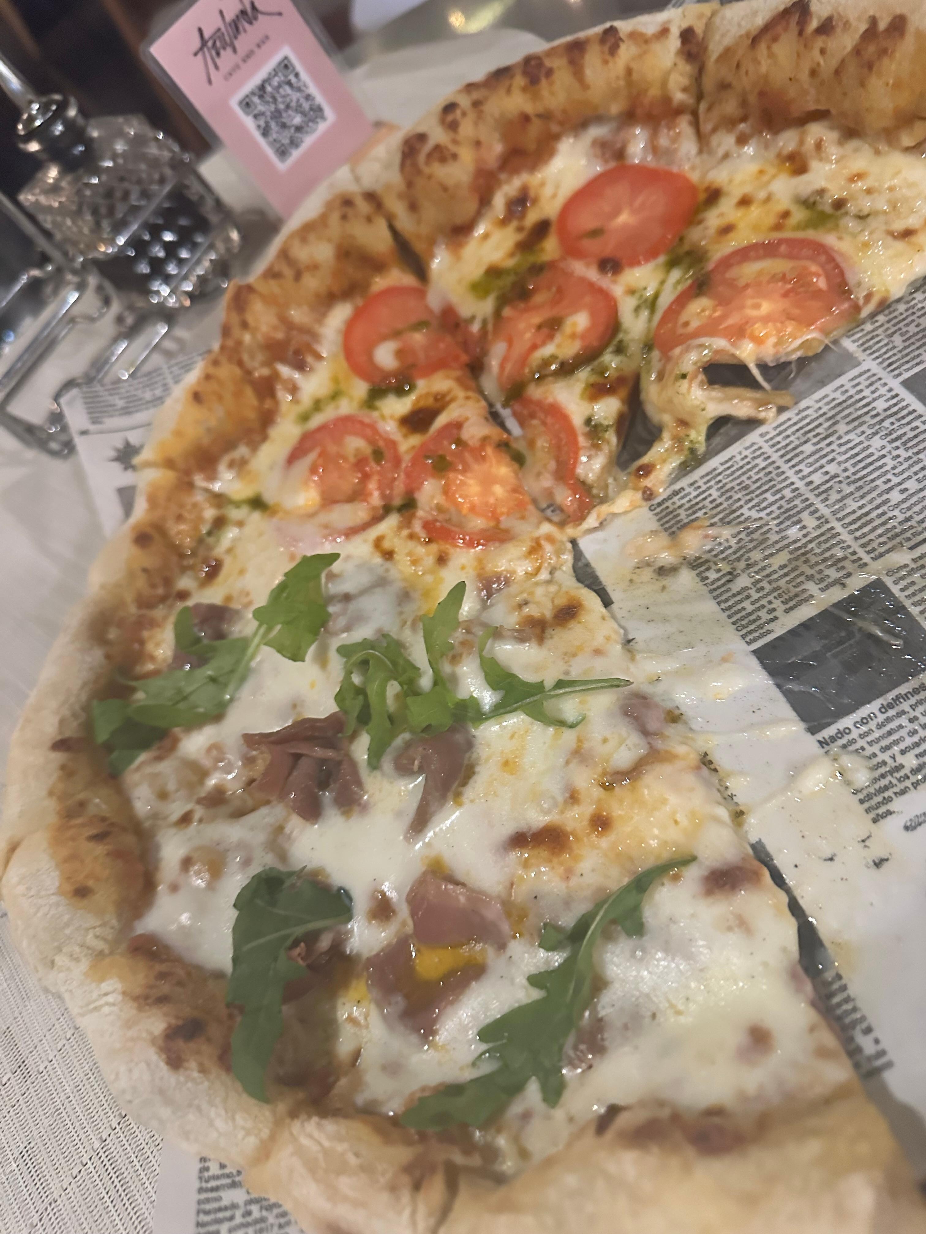 Pizza media margarita media prosciutto