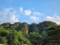 팔봉산 주차장에서 팔봉산을 바라본 모습