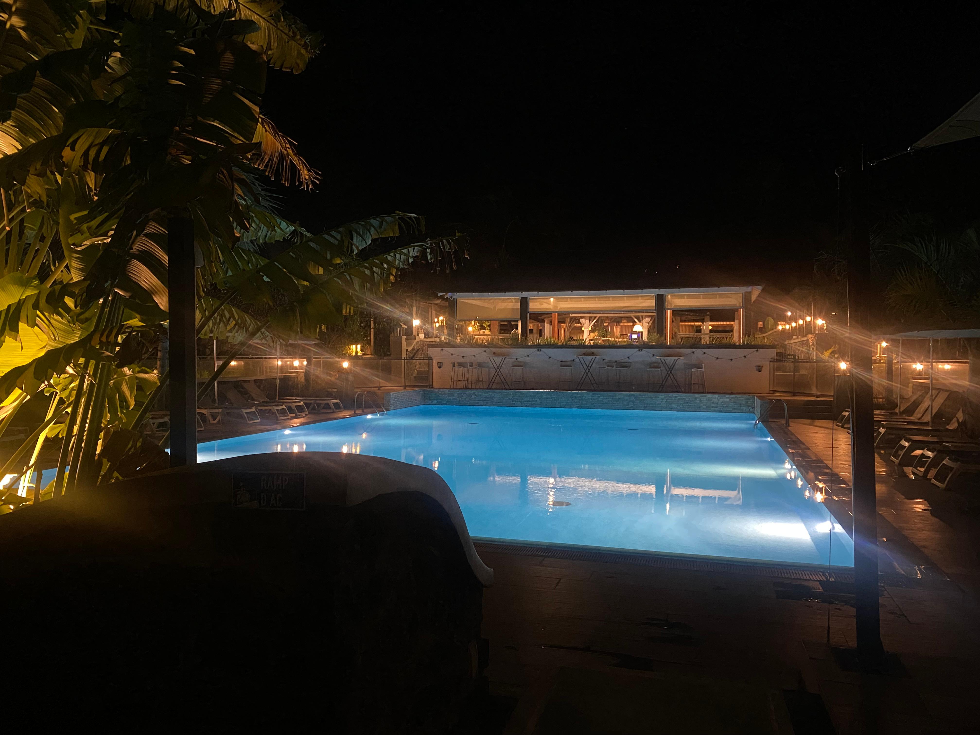 Piscine au milieu des hébergements de nuit, magnifique !