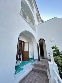 Esse era o quarto que ela insistiu que tem “balcone”. Com uma escadinha na frente, uma porta na lateral e pessoas passando em frente a toda hora.