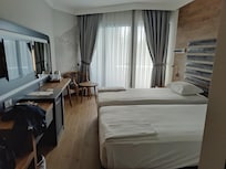 Flotte rom med kjøleskap og kaffe koker med kaffe dagelig som er inkludert.