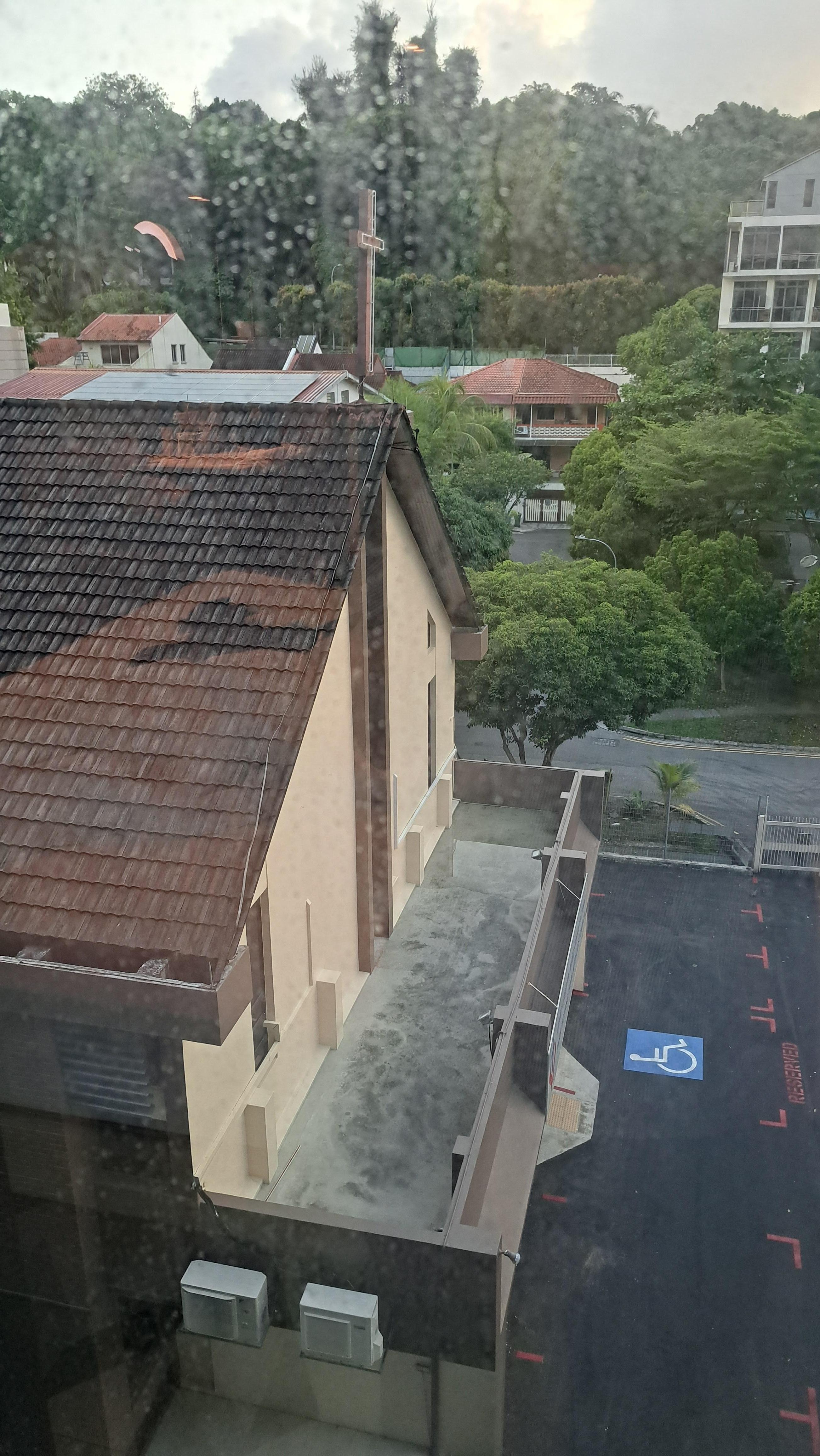 望向隔離的教堂