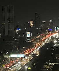 窓からの景色、インドネシアの国旗の様