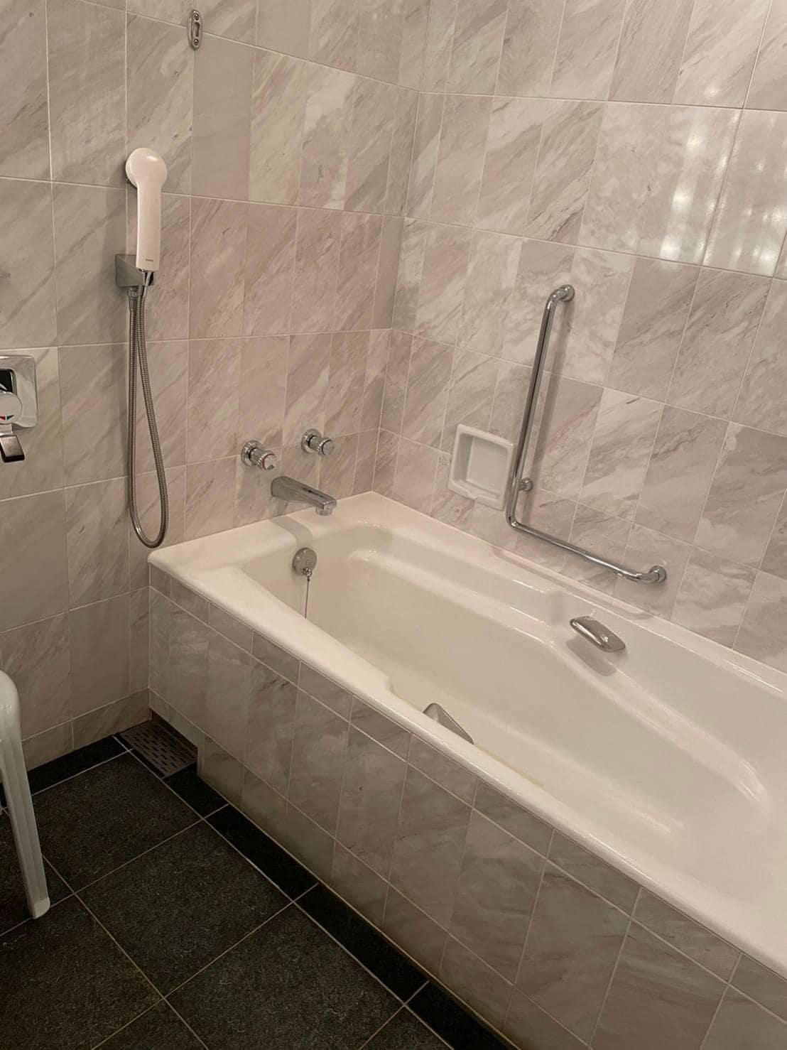 浴缸很大，整個人都可以躺下，水壓特強，都可以做水療了！