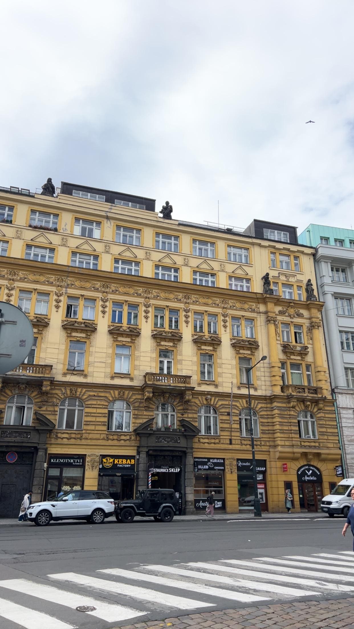 Precis utanför med hotellet i ryggen.