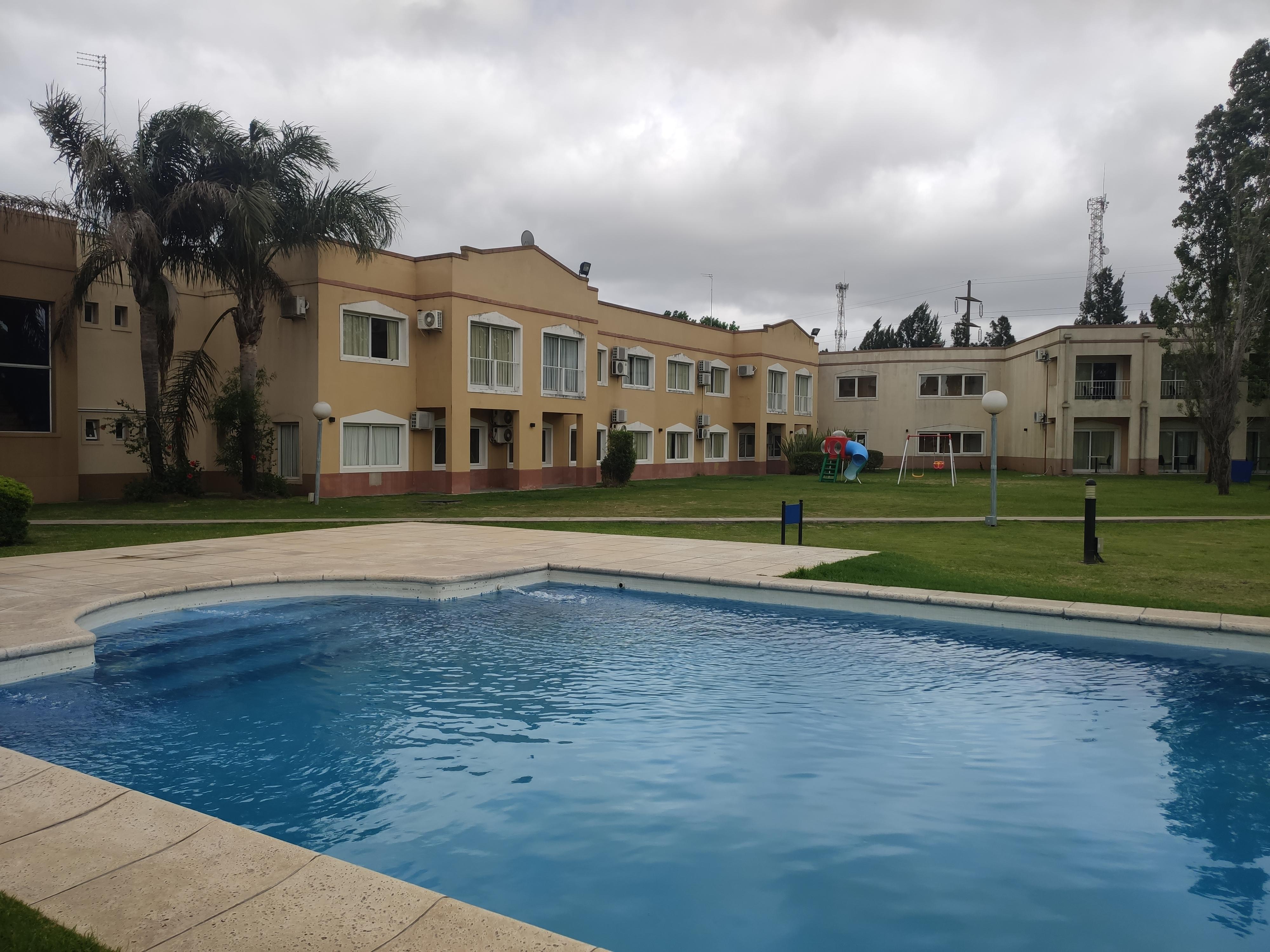 Una de las piscinas exteriores