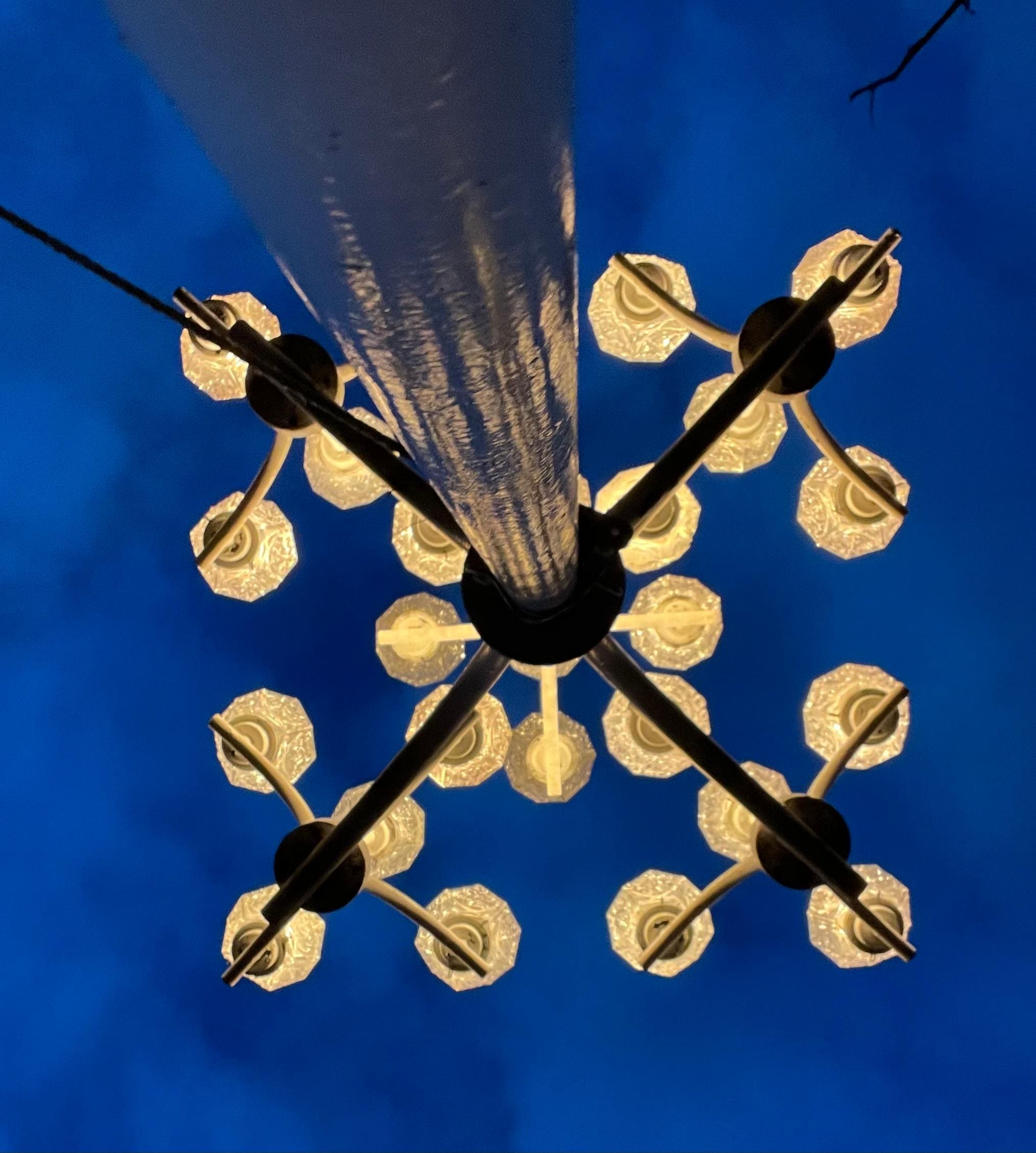 Dekorative lamper udenfor hotellet. 