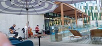 Am Pool mit live Musik