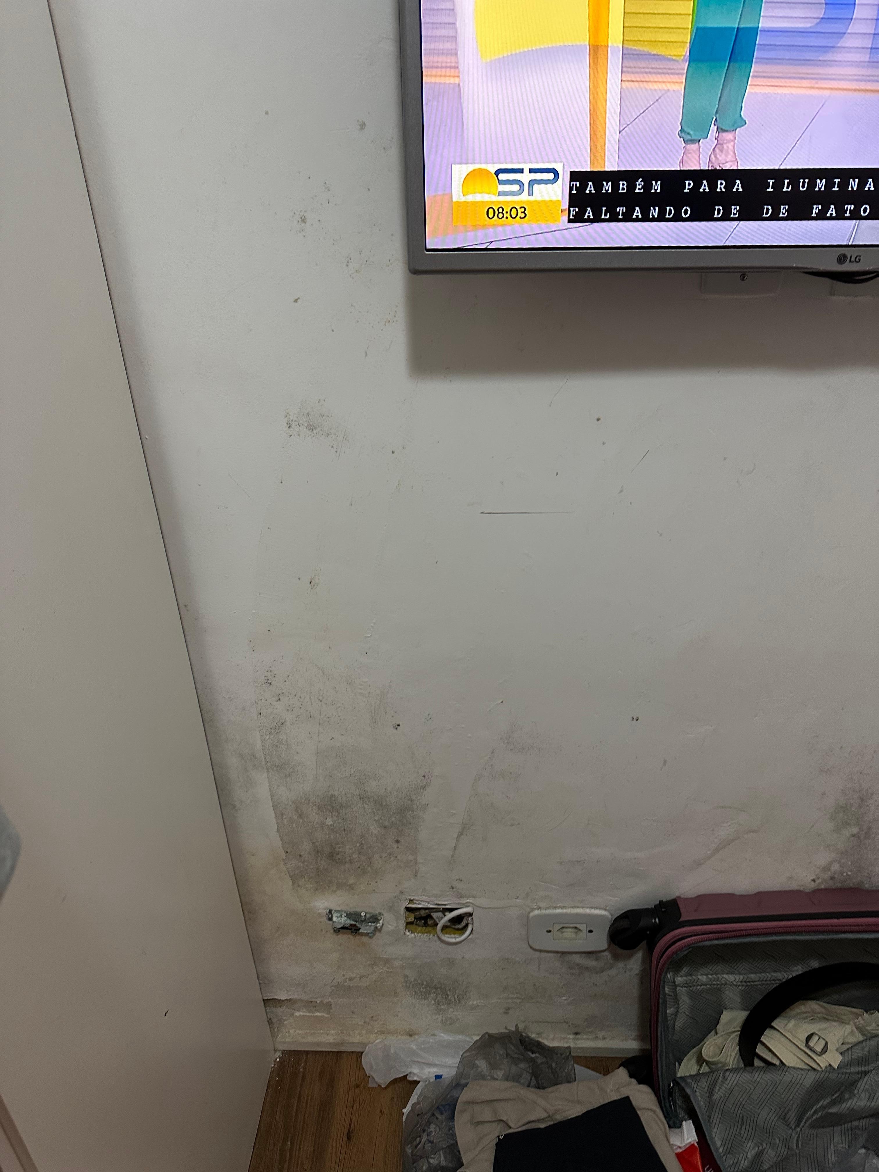 Moro na parede de frente a cama 