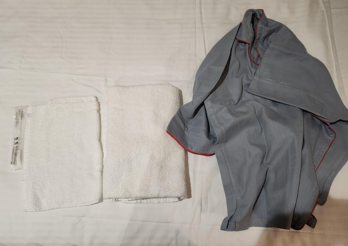 첫날은 잠옷과 타올세트 양치세트 있고 두번째날은 타올과 양치세트 들어있습니다.