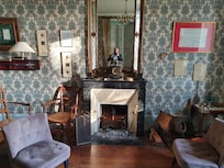 salon avec cheminée.