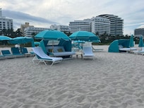 Recursos que justificam a taxa de resort : cadeira, toalha e barraca.