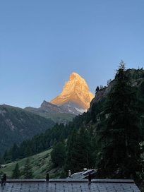 Foto tirada ao amanhecer da varanda do quarto