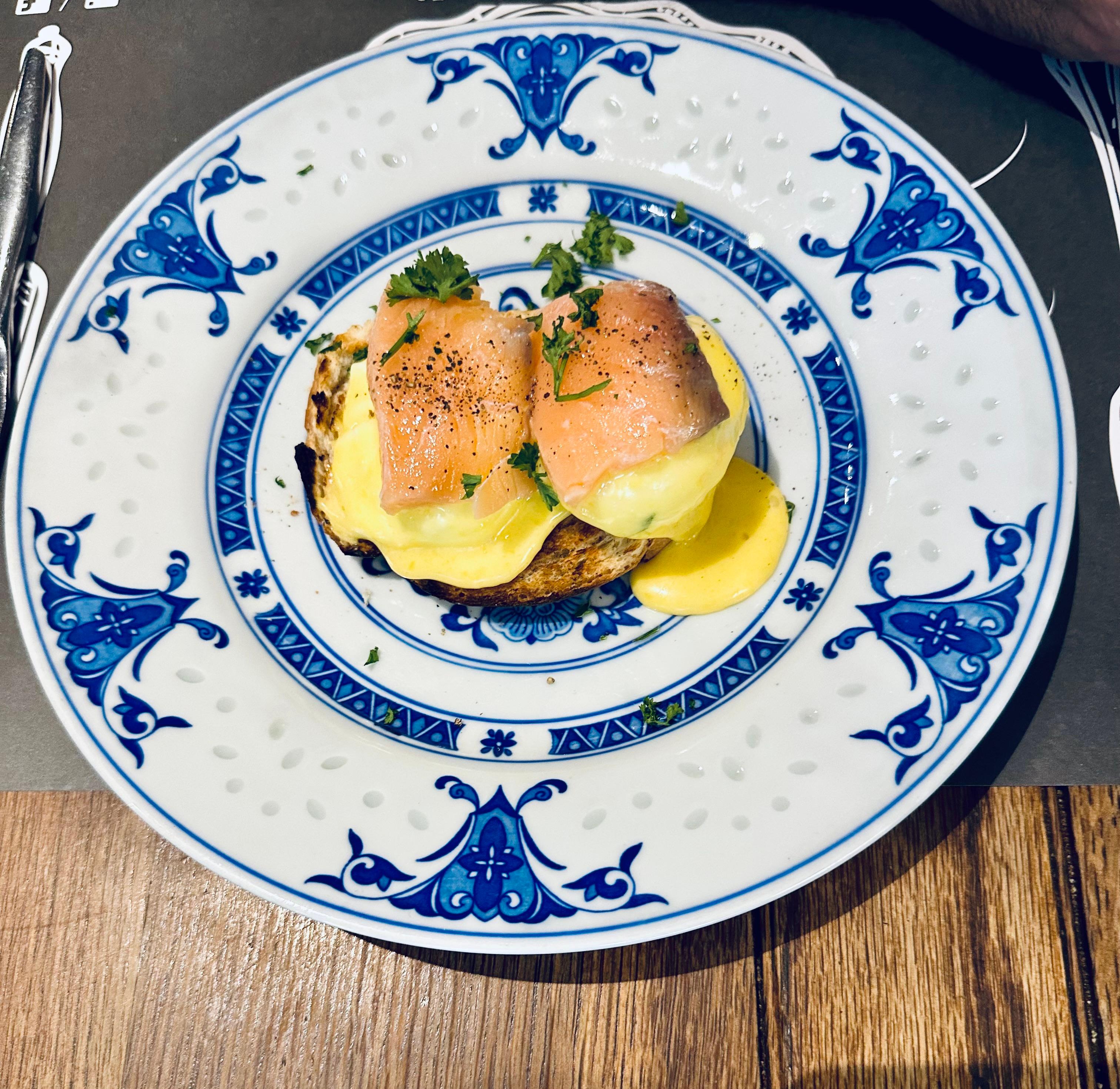 Eggs Benedict with smoked salmon 