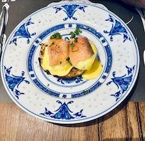 Eggs Benedict with smoked salmon