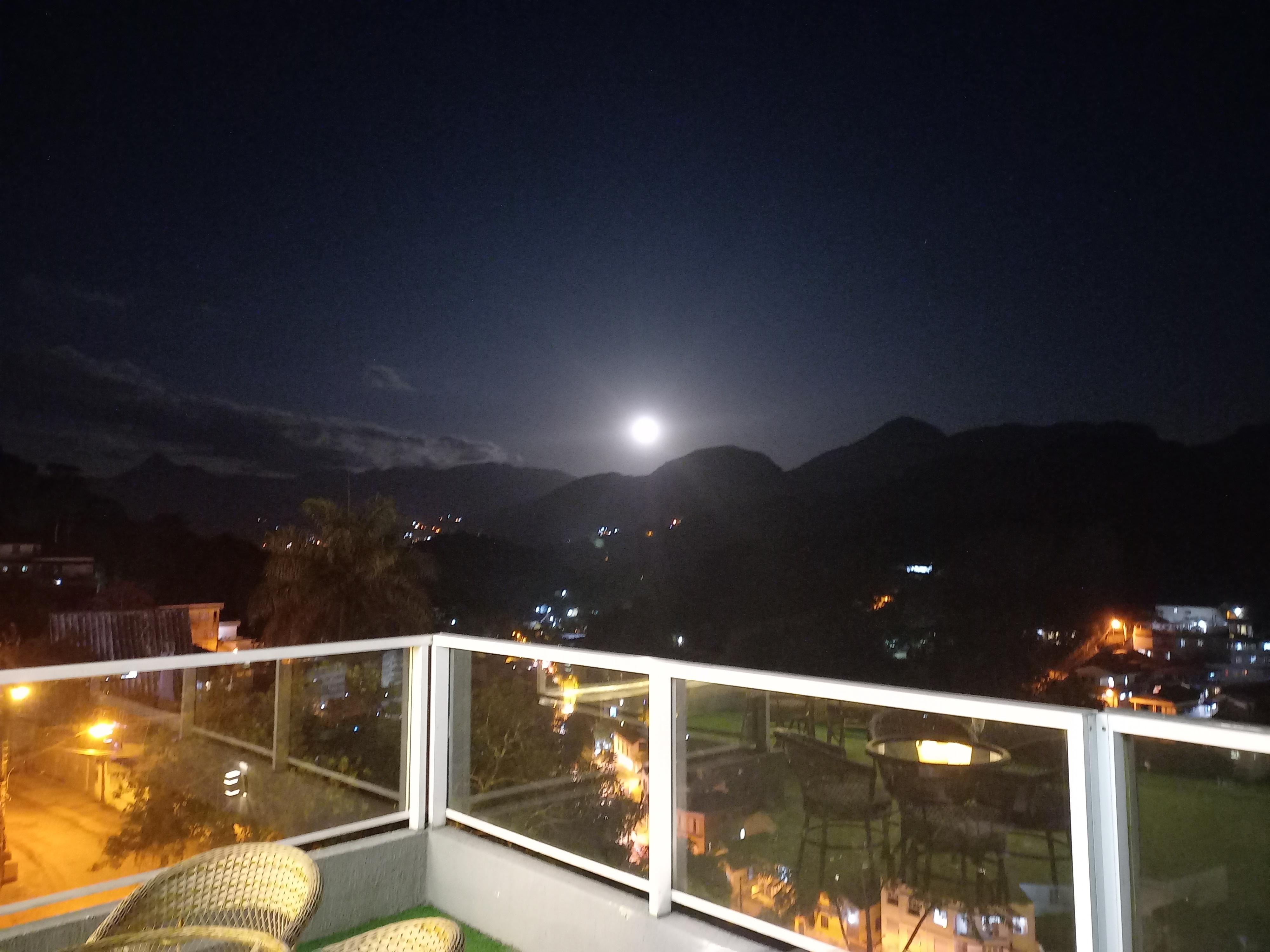 Nascer da lua visto do lounge.