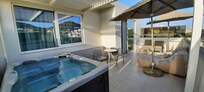 La terrasse et le jacuzzi