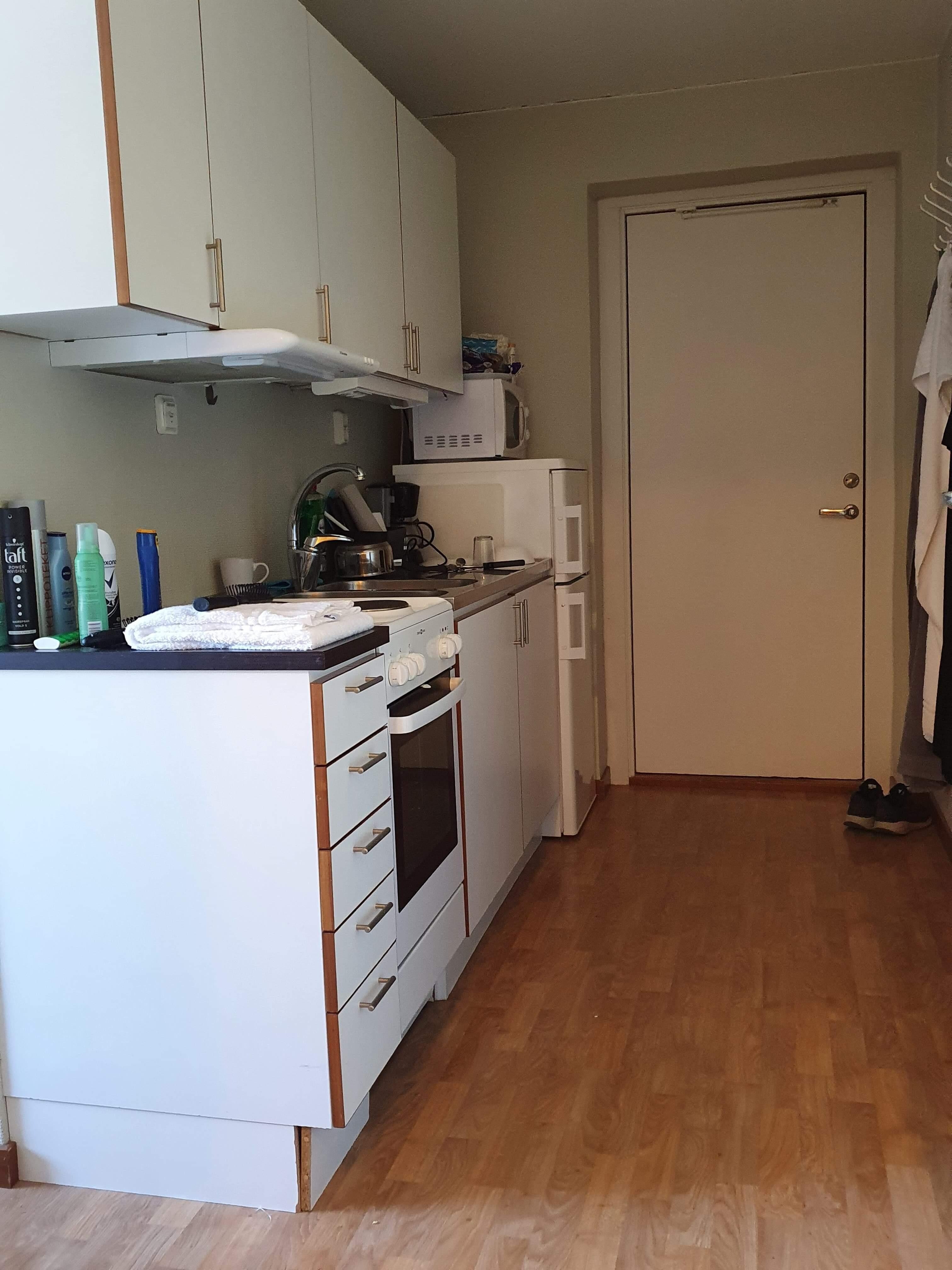 Vy från toaletten mot hall/ kök 