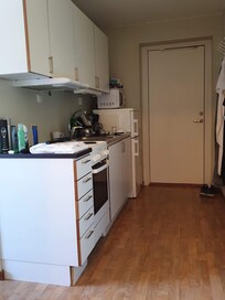 Vy från toaletten mot hall/ kök