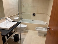 Baño muy grande y con bañera