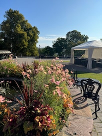 Vacker gård utanför hotellet