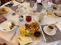 Morgenmad med både søde kager og tradionelt toast, æg og bacon - og selvfølgelig kaffe og varm chokolade