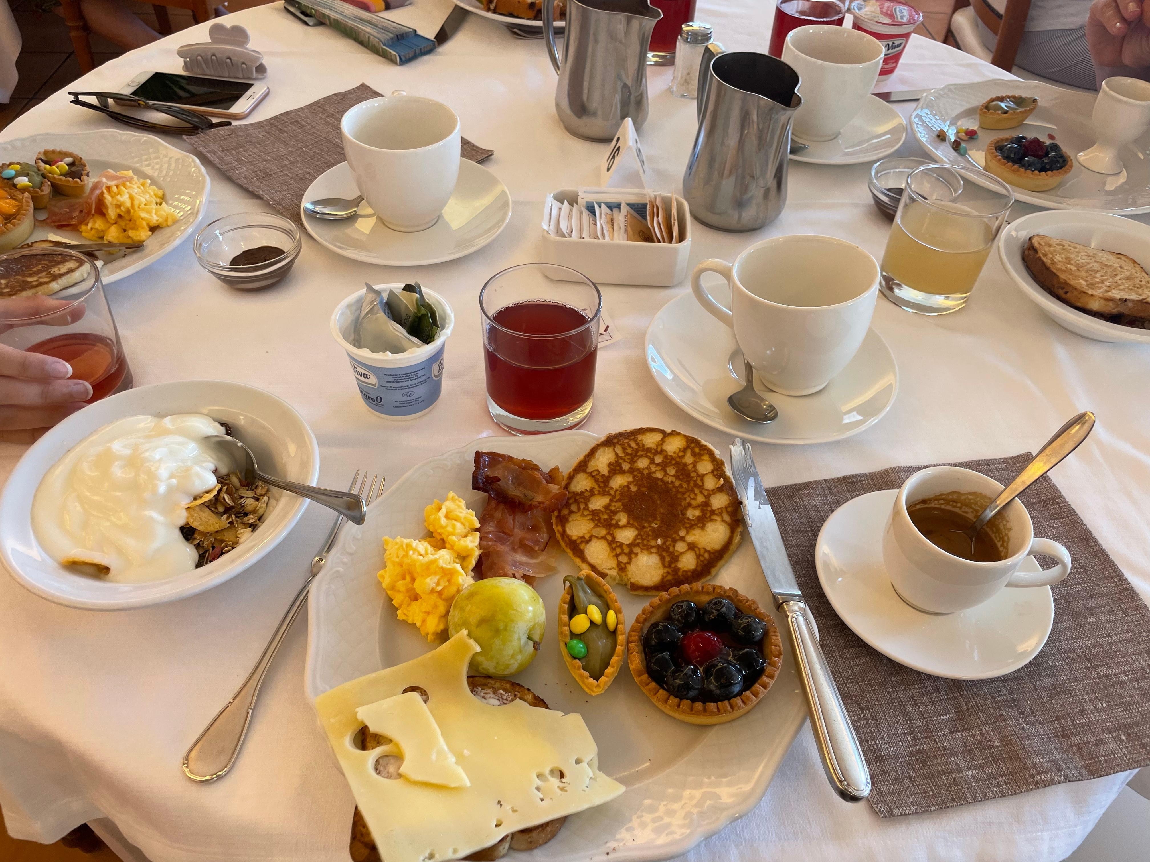 Morgenmad med både søde kager og tradionelt toast, æg og bacon - og selvfølgelig kaffe og varm chokolade 