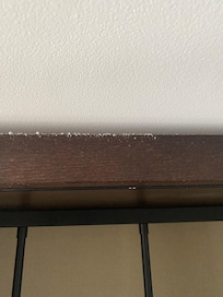 Tydelig hvid kant af støv ved garderobe