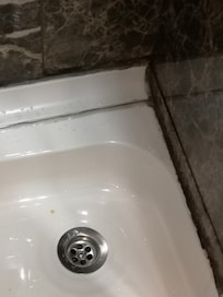 Duschwanne geflickt, Wasser lÀuft aber trotzdem raus