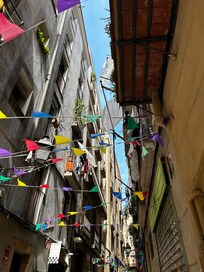Rue amenant Ă lâhĂŽtel.