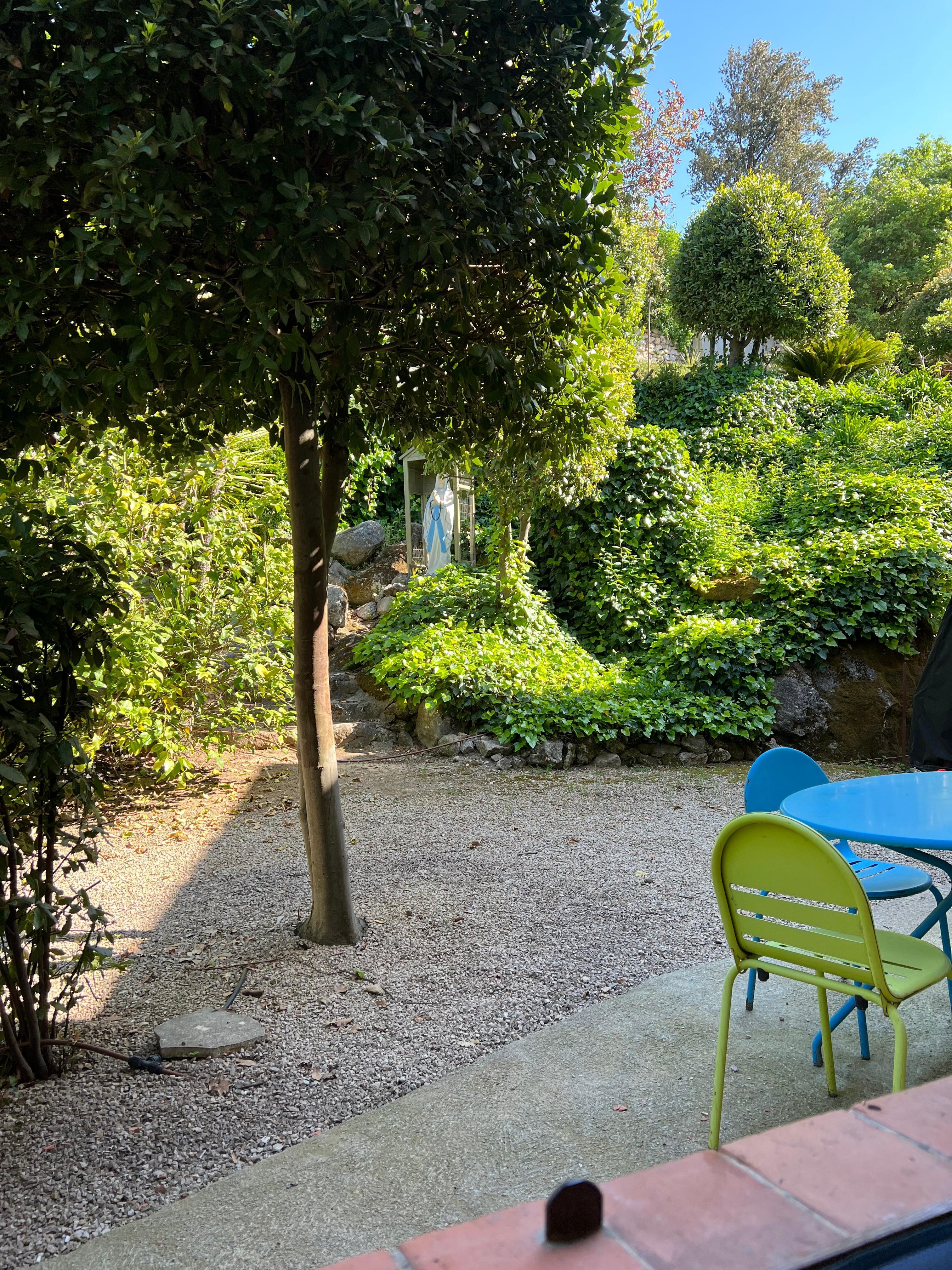 La court arrière vu de la fenêtre de la chambre. 