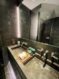 卫生间的双水槽设计