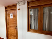Dieses Zimmer ist in der ersten Etage und genau so klein wie die 106…..