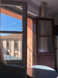 Rom med liten balkong og sol.