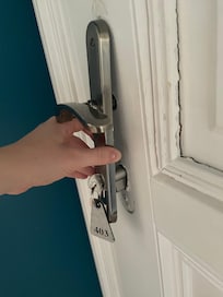 Poignée dévissé et avec des vis manquantes