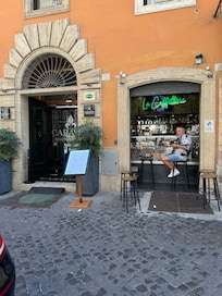 Entren med deras egen coffeshop.