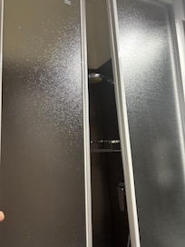 Paroi douche cassée