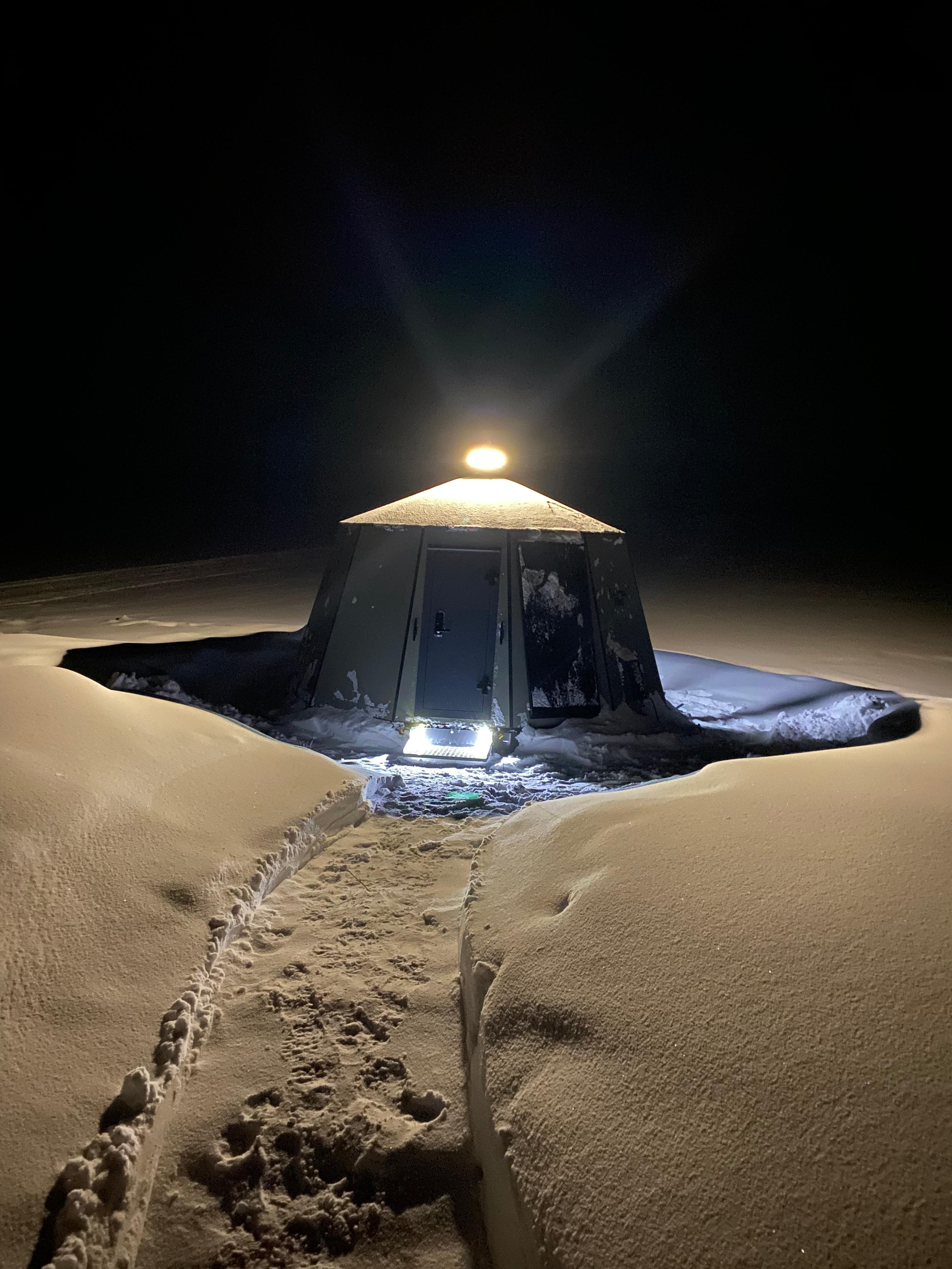 Hut sur lac gelé de nuit 