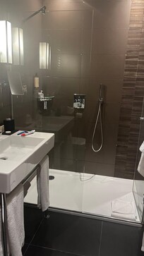 Banheiro grande e ótimo chuveiro.