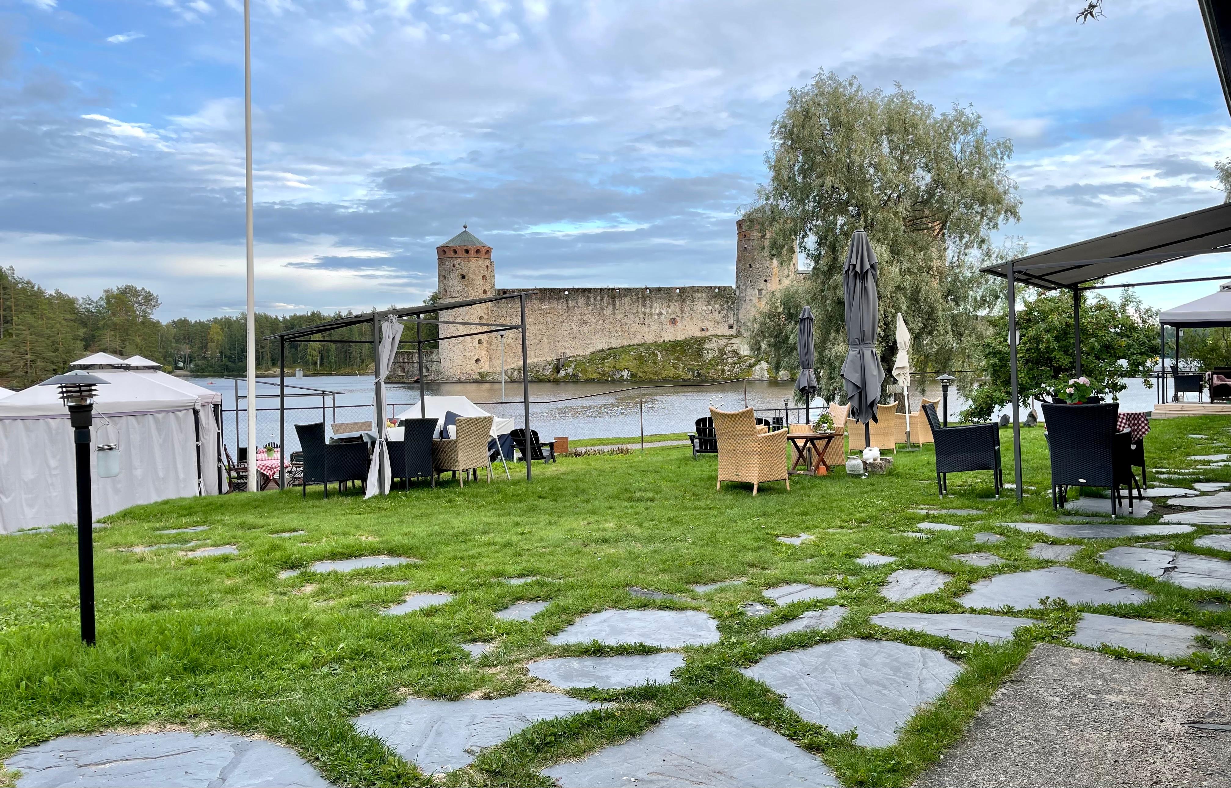 Pihamaalta aukeaa näkymät Olavinlinnaan