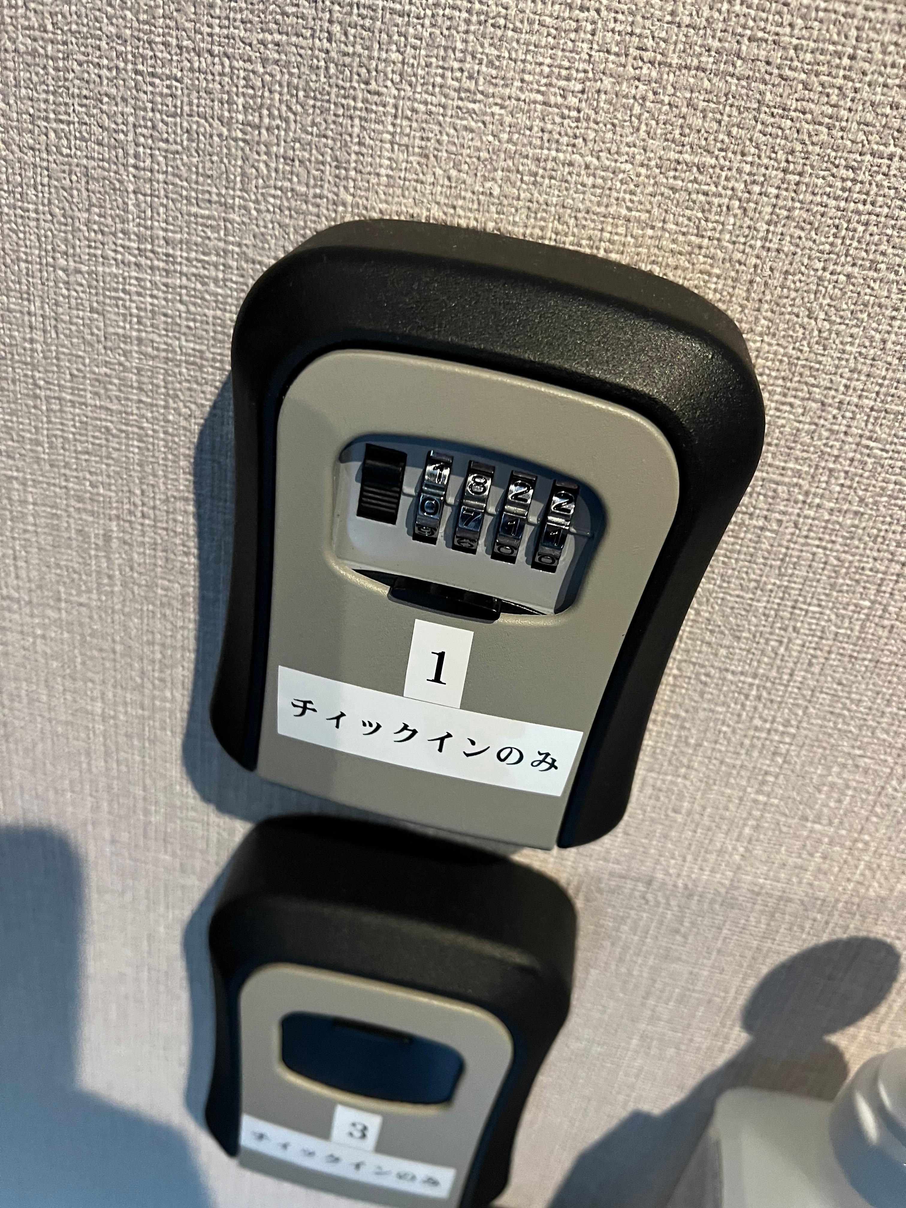 暗証番号がメールで送られてきてましたが、上にあるテンキーを押すのかと思ったらカバー開けて出てきたこのダイヤルでした。