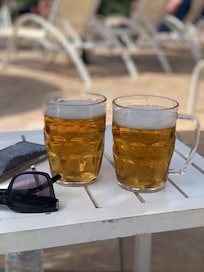 Poolbaren serverade kalla drycker och enklare maträtter.