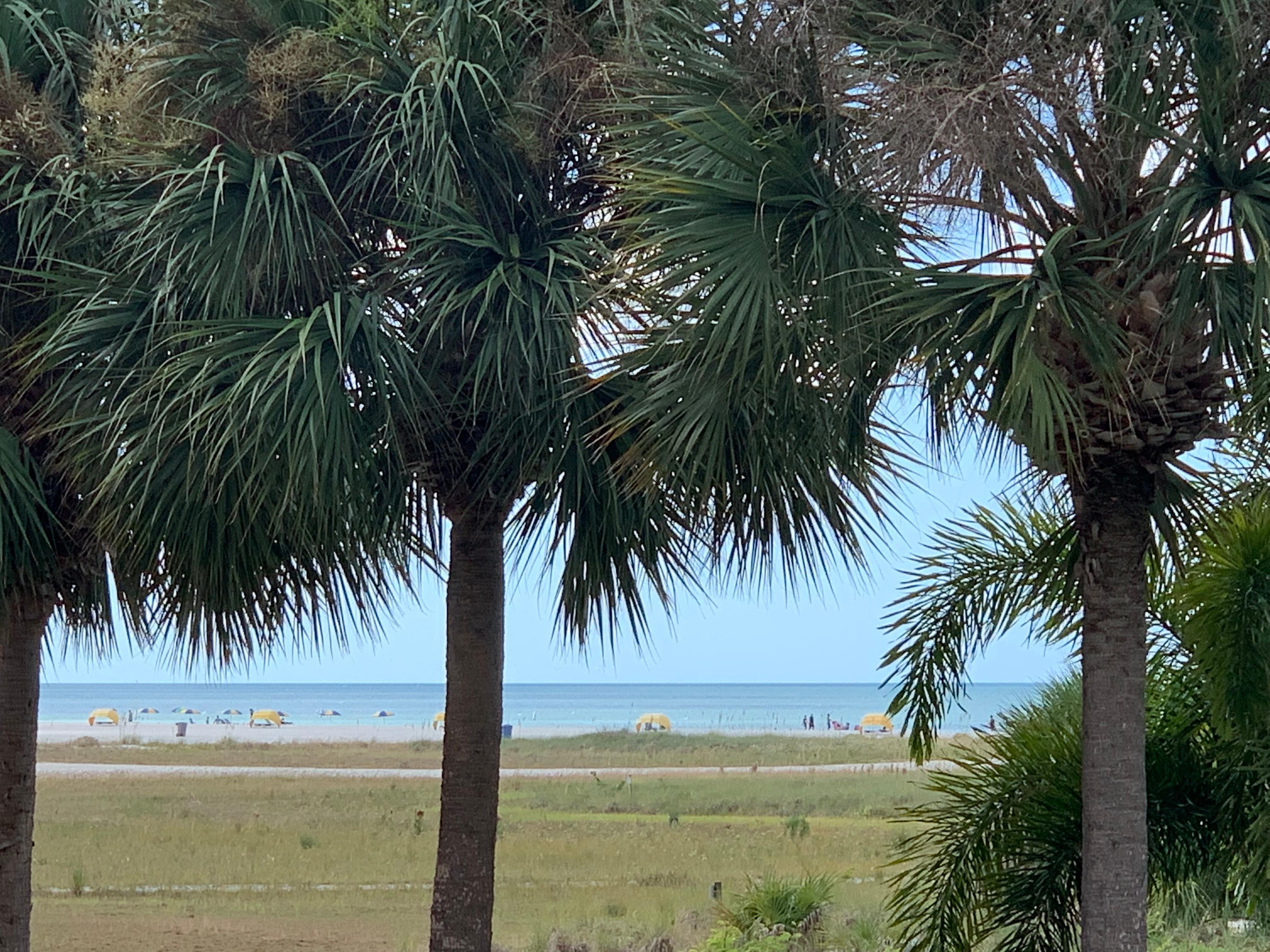 Utsikt fra balkongen med god sitteplass. 